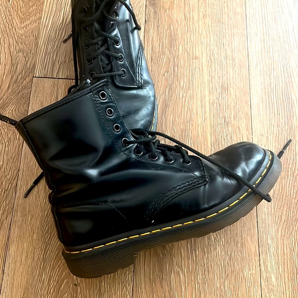 Women’s size 6 Dr. Martens - Picture 3 of 3